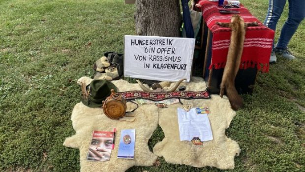 Un român cu cetățenie austriacă e în greva foamei în Kalgenfurt, din cauza rasismului din Austria: „Mi-au aruncat steagul României la gunoi”