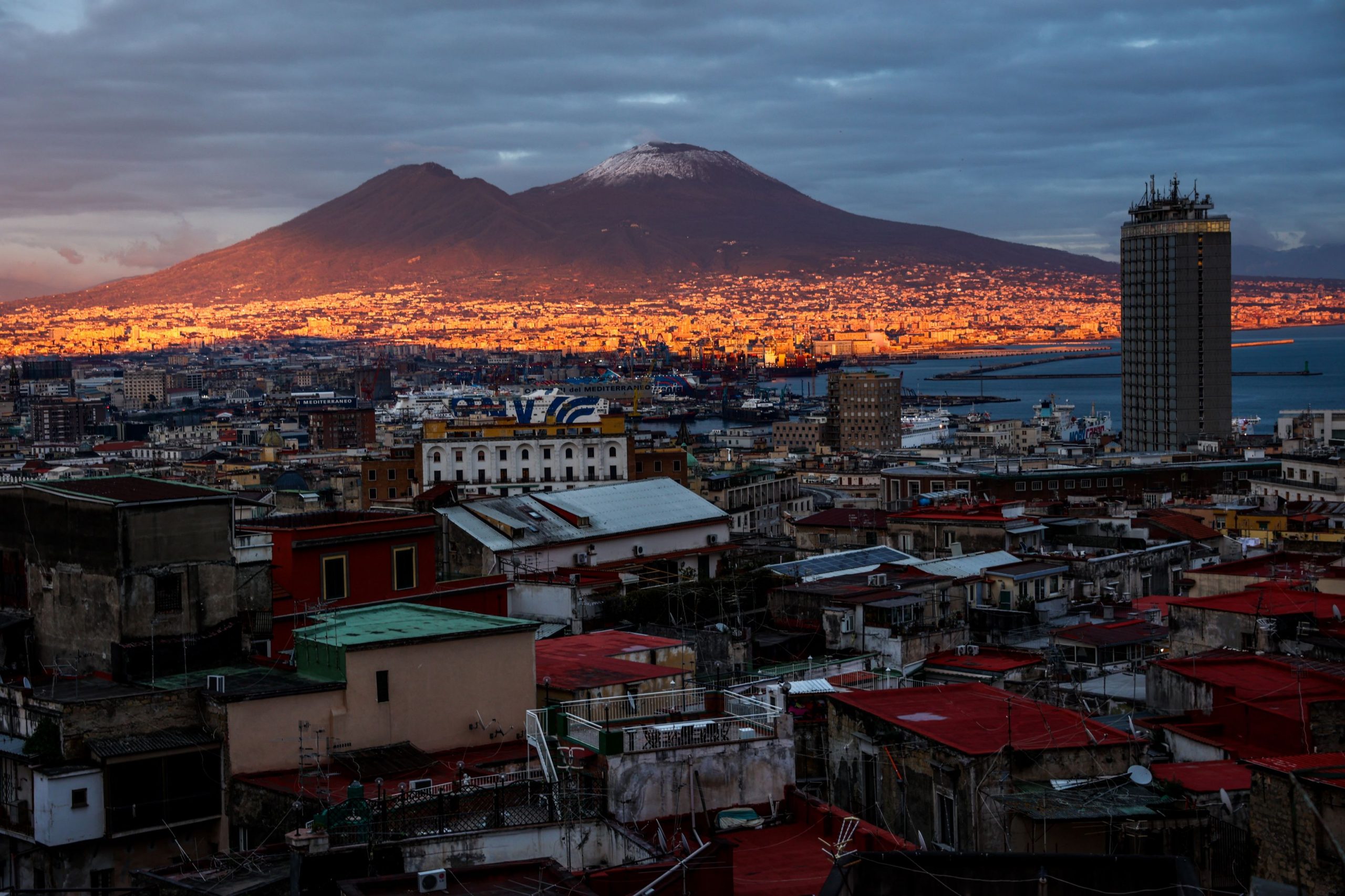 Alertă în lanțul vulcanic de lângă Napoli. Autoritățile fac planuri de evacuare a populației