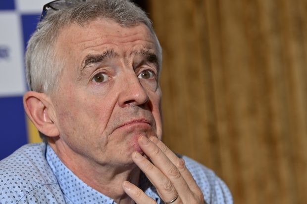 Directorul Ryanair, Michael O’Leary, lovit în față cu plăcinte cu cremă de către două activiste de mediu, la Bruxelles