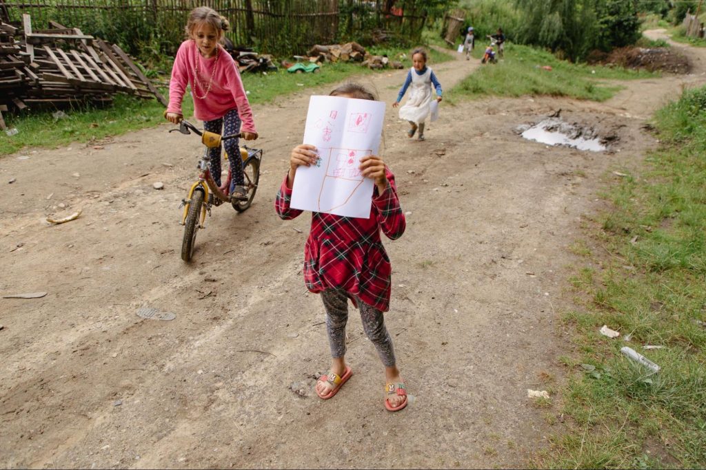 O dirigintă inspirată: Refacerea drumului de 7 kilometri spre școală pentru copiii romi duce la apariția unei noi școli 2 image5