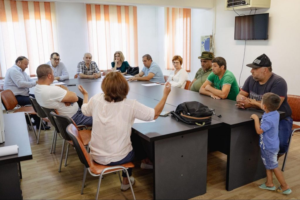 O dirigintă inspirată: Refacerea drumului de 7 kilometri spre școală pentru copiii romi duce la apariția unei noi școli 3 image7