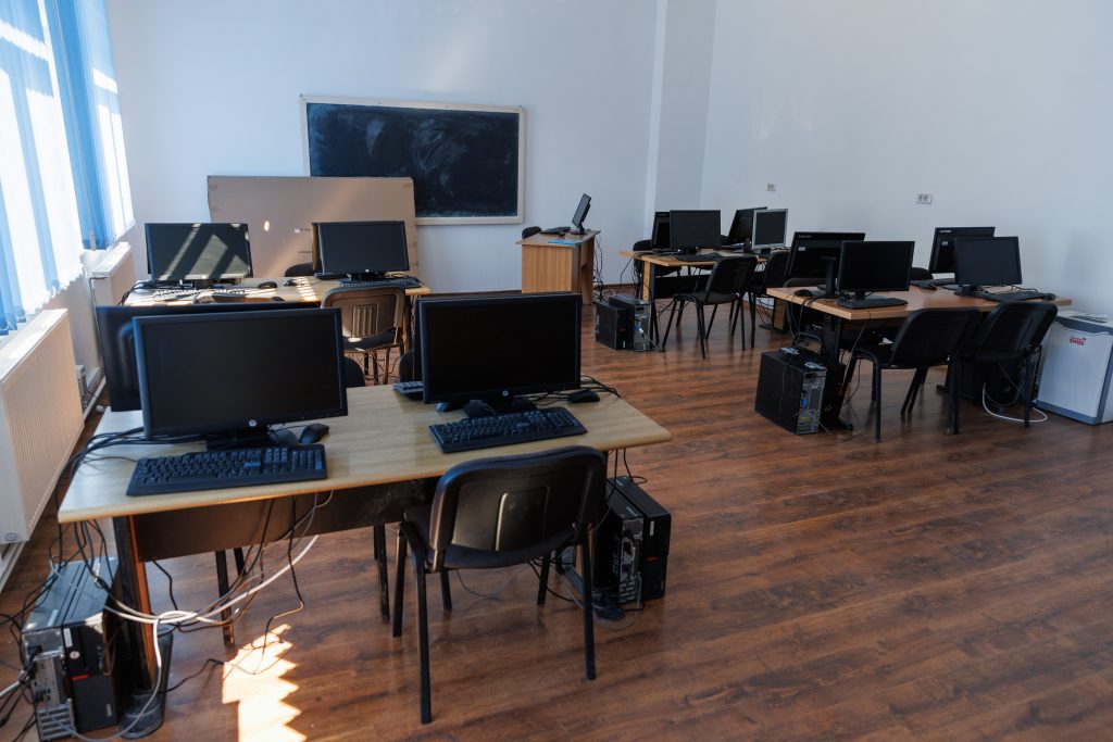 img 029 laboratorul de informatica din poiana vadului