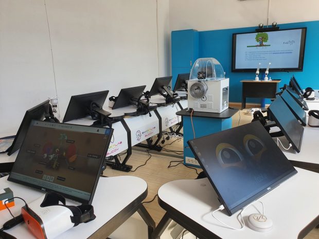 Dispar laboratoare de informatică și jumătate din microbuzele școlare verzi. Cum explică Ministerul Educației reducerea indicatorilor din PNRR
