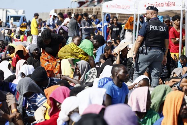 Lampedusa, copleșită de numărul de migranți sosiți în ultimele zile. Roma vrea blocadă navală, von der Leyen ajunge pe insula italiană