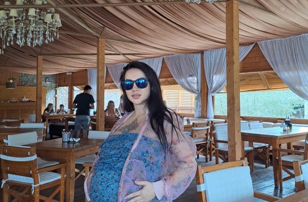 Cum arată Larisa Drăgulescu înainte de a naște al treilea copil: „Bebe mic, abia te așteptam”. A îmbrăcat o rochie mulată