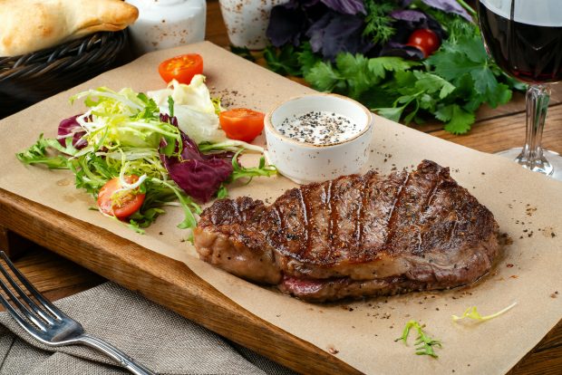 Delicii Culinare la Cuptor: Descoperă Diverse Tipuri de Carne