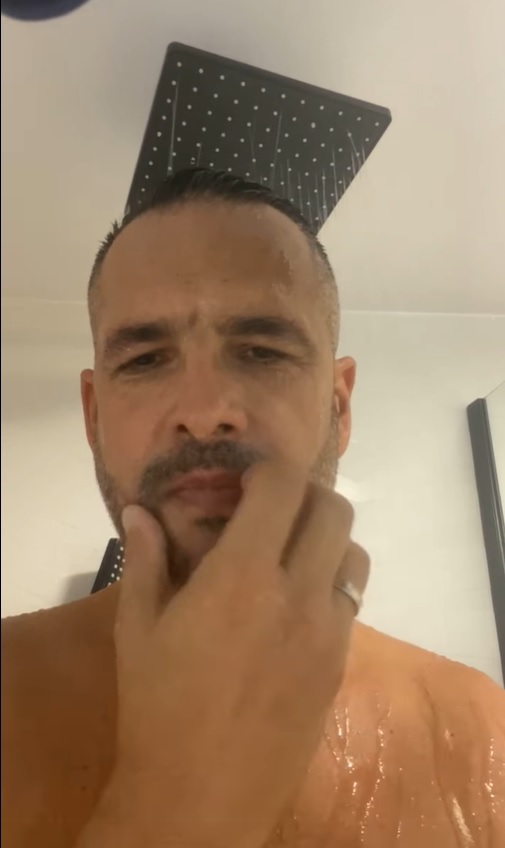 De ce Mădălin Ionescu a fost surprins într-un videoclip live din duș? Explicația și provocarea de a genera audiențe atunci când discuți despre cultură 5 madalin ionescu live la dus 1