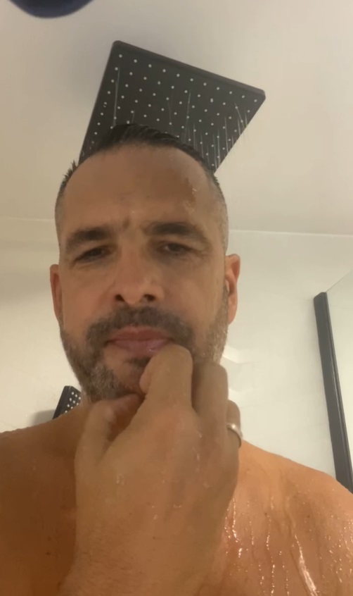De ce Mădălin Ionescu a fost surprins într-un videoclip live din duș? Explicația și provocarea de a genera audiențe atunci când discuți despre cultură 4 madalin ionescu live la dus 2