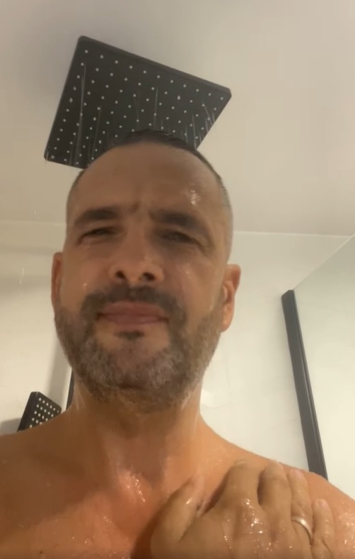 De ce Mădălin Ionescu a fost surprins într-un videoclip live din duș? Explicația și provocarea de a genera audiențe atunci când discuți despre cultură 3 madalin ionescu live la dus 3
