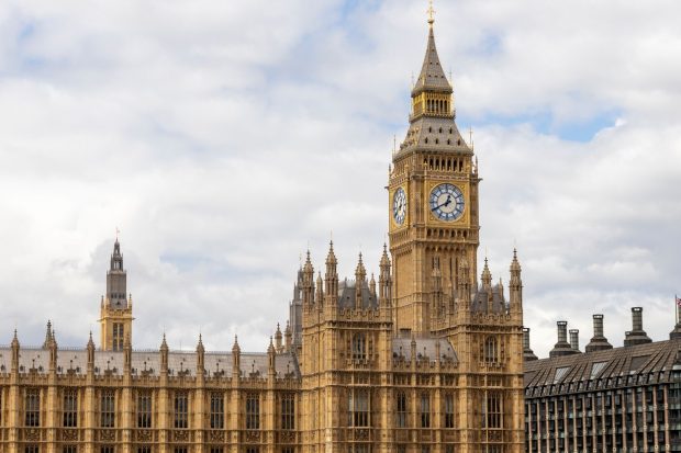 Un bărbat suspectat că a spionat pentru guvernul chinez, arestat în Marea Britanie. China a catalogat acțiunea drept „farsă politică”