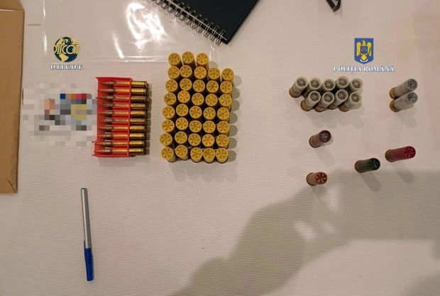 Un kilogram de cannabis, muniție și arme albe găsite de Poliție și DIICOT la perchezițiile făcute la familia Pascu și în anturajul lui Vlad Pascu | VIDEO