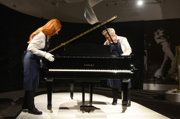 Pianul lui Freddie Mercury, la care a compus inclusiv Bohemian Rhapsody, vândut la licitație cu o sumă-record