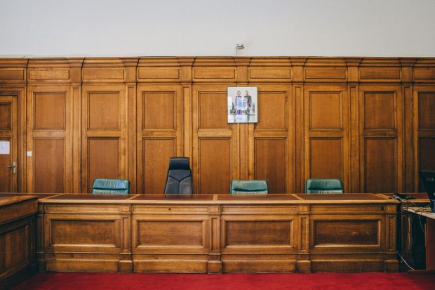 Doi frați români aduși într-o instanță belgiană au fost trimiși înapoi în închisoare, fără să mai fie judecați: „Să se certe acolo liniștiți”