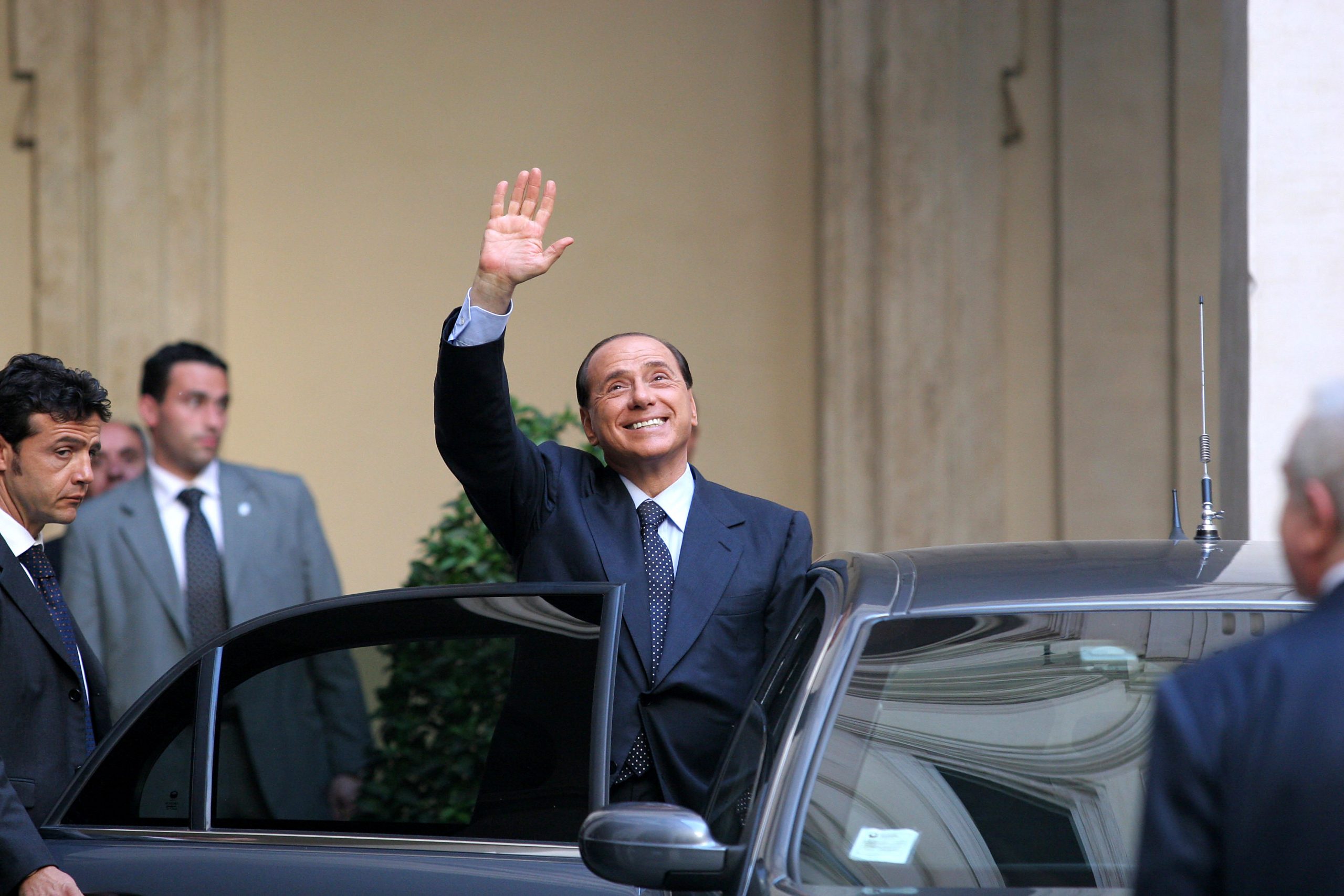 Silvio Berlusconi Se întoarce în Viața Italienilor, Dar... Mai Scund. Ce Se Pregătește Pentru Ziua în Care Va Fi Comemorat Fostul Premier Silvio Berlusconi Se întoarce în Viața Italienilor, Dar... Mai Scund. Ce Se Pregătește Pentru Ziua în Care Va Fi Comemorat Fostul Premier