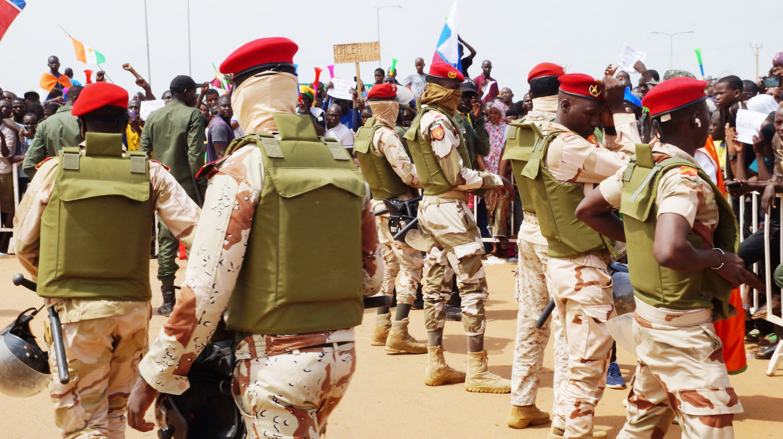 Ambasadorul Franței în Niger a fost luat ostatic de junta militară, alături de personalul diplomatic, anunță Emmanuel Macron