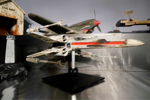 O machetă a unei navete X-Wing, folosită în filmul original Star Wars, scoasă la licitație. Prețul începe de la 400.000 de dolari