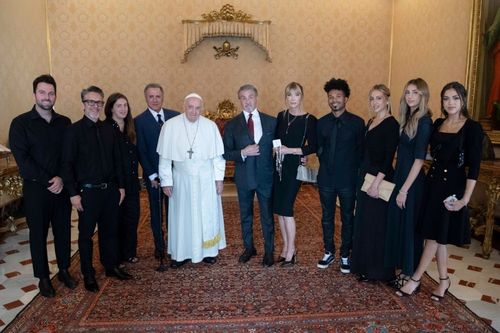 Sylvester Stallone, întâlnire cu Papa Francisc la Vatican: Discuții despre box și pregătirea pentru meci 1 profimedia 0803770782