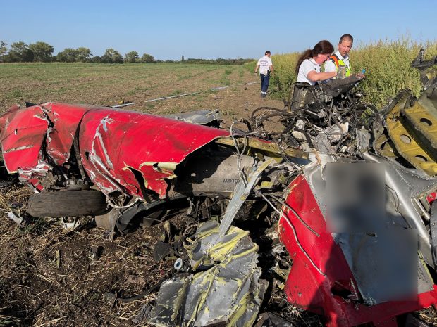 VIDEO Avion de mici dimensiuni, prăbușit în timpul unui show aviatic în Ungaria. Doi oameni au murit