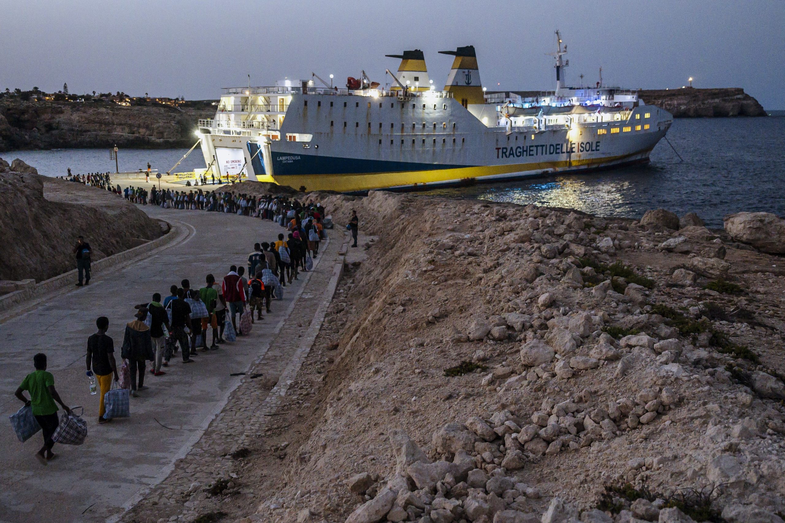 Un Feribot Cu 177 De Oameni La Bord A Luat Foc, în Apele Italiei. 83 Dintre Aceștia Erau Migranți Transferați Din Lampedusa | VIDEO Un Feribot Cu 177 De Oameni La Bord A Luat Foc, în Apele Italiei. 83 Dintre Aceștia Erau Migranți Transferați Din Lampedusa | VIDEO