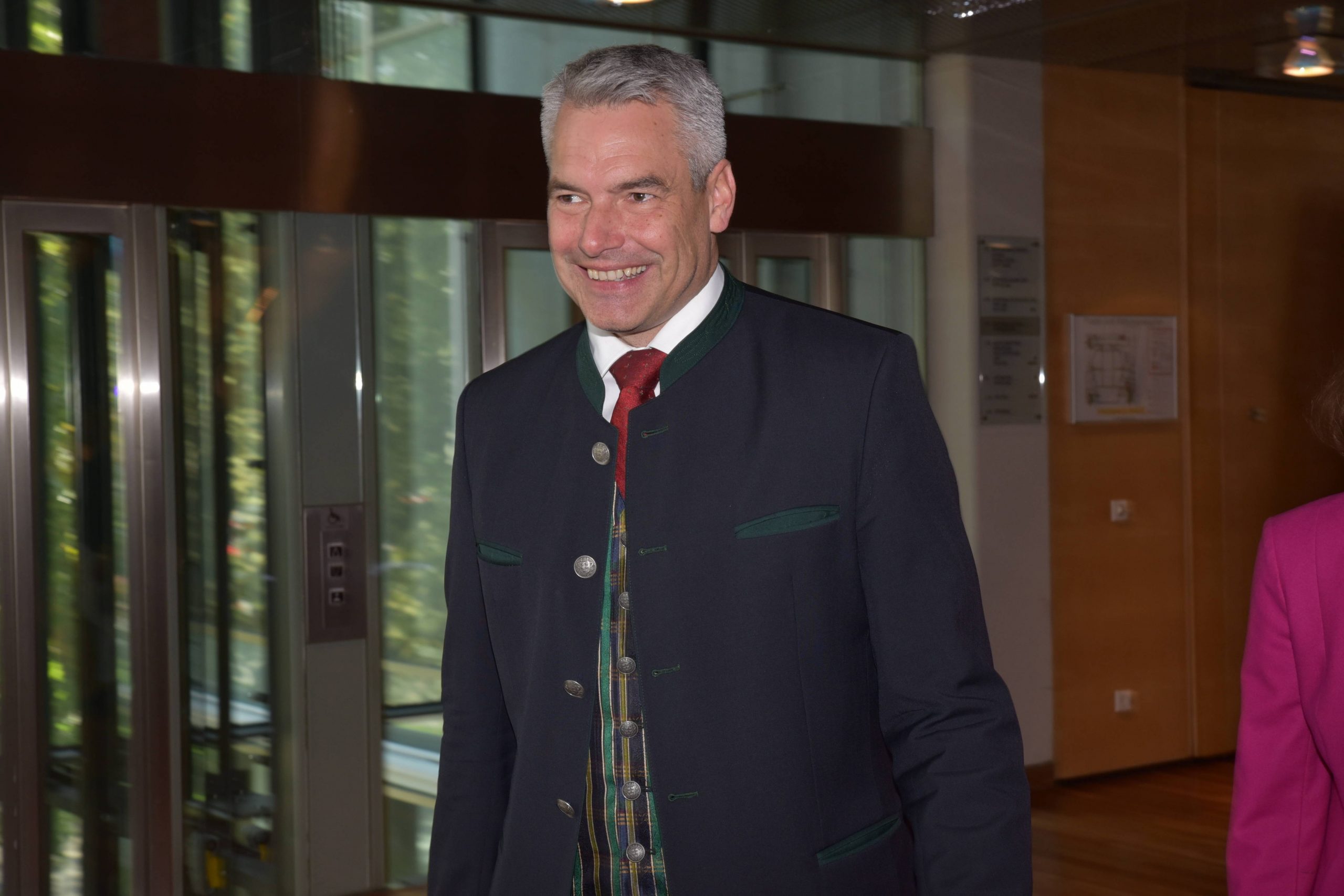 Karl Nehammer Lansează O Campanie De Imagine Prin Care Vrea Să-și Ridice Partidul în Sondaje, Lăudându-se Inclusiv Cu Combaterea Imigrației Ilegale Karl Nehammer Lansează O Campanie De Imagine Prin Care Vrea Să-și Ridice Partidul în Sondaje, Lăudându-se Inclusiv Cu Combaterea Imigrației Ilegale