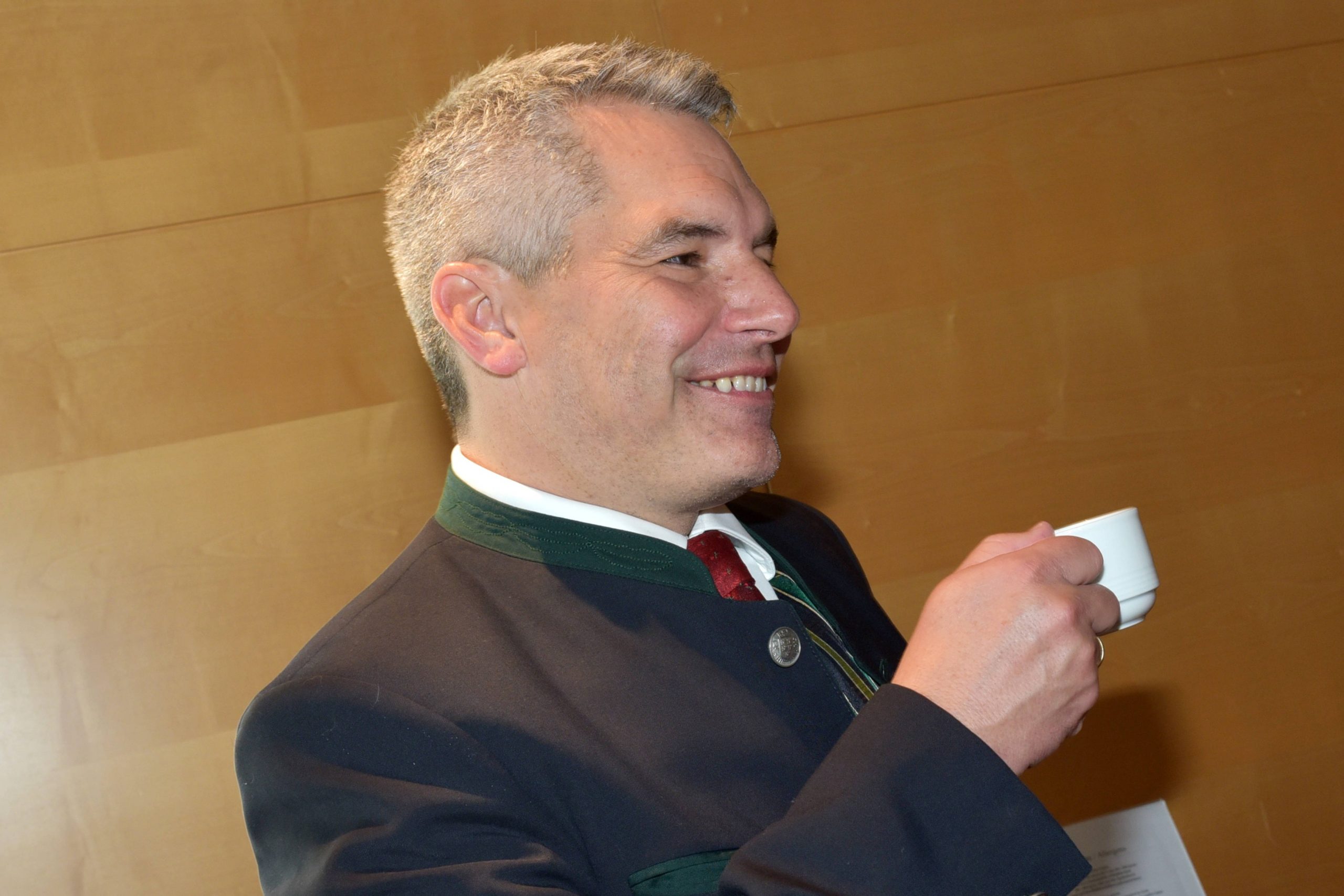 „Cea Mai Ieftină Masă Caldă în Austria: Un Hamburger De La McDonald's". Afirmațiile Despre Sărăcie Ale Lui Karl Nehammer Stârnesc Indignare „Cea Mai Ieftină Masă Caldă în Austria: Un Hamburger De La McDonald's". Afirmațiile Despre Sărăcie Ale Lui Karl Nehammer Stârnesc Indignare