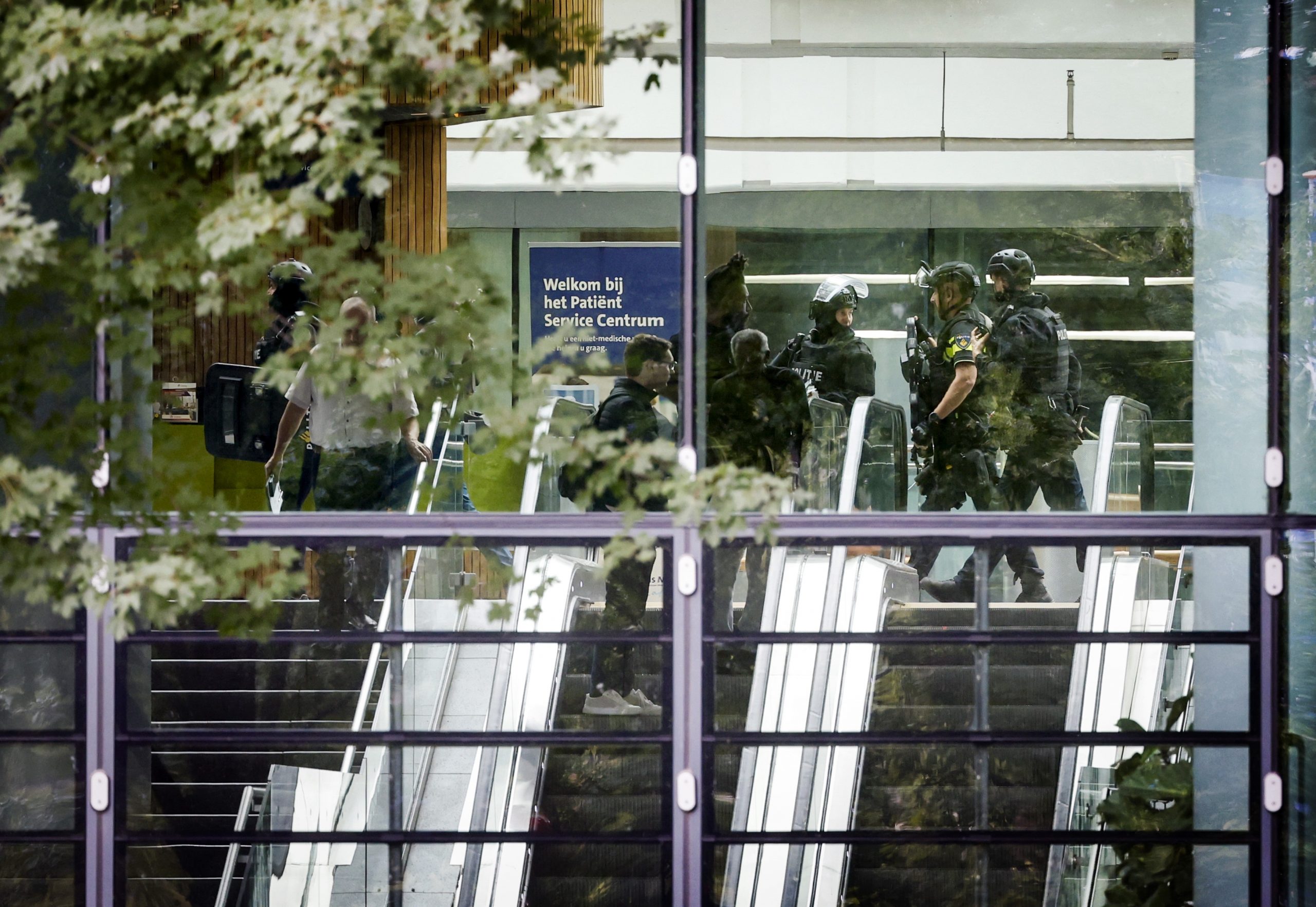 Dublu Atac Armat Comis De Un Student, La Rotterdam. Bărbatul A Incendiat Ambele Locuri în Care A Deschis Focul | VIDEO