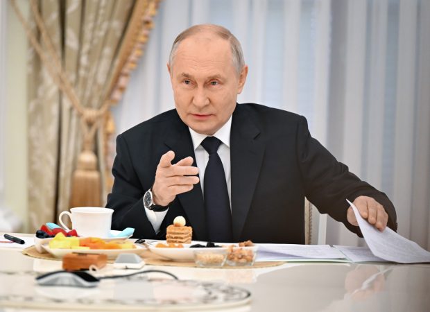Vladimir Putin, la summitul CSI din Kîrgîzstan: Republica Moldova îşi pierde identitatea fiindcă elitele acestei țări se numesc români
