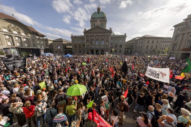 Protest masiv în capitala Elveției. Zeci de mii de oameni cer măsuri mai dure împotriva schimbărilor climatice
