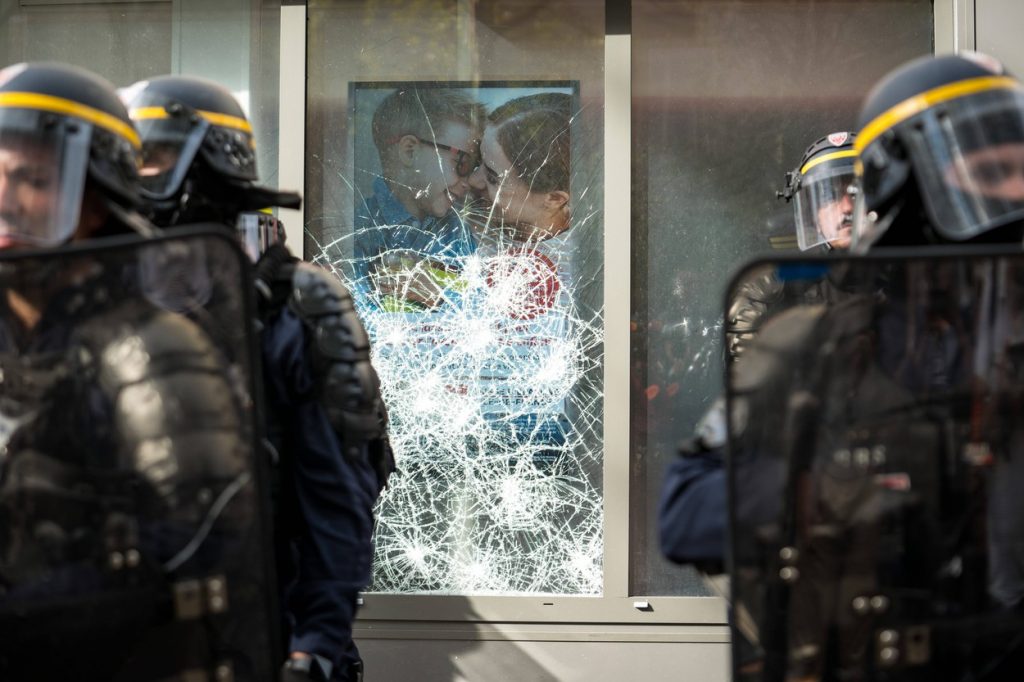 Proteste violente în Franța: Zeci de mii de oameni continuă să ocupe străzile – Galerie Foto 4 proteste franta politieprofimedia 2