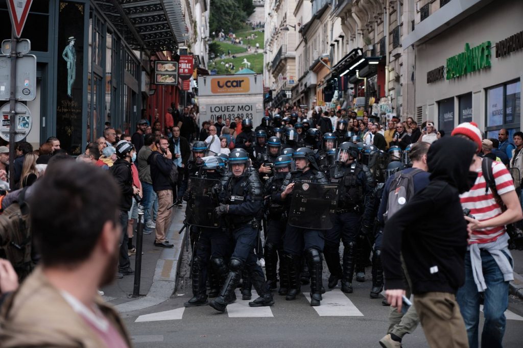 Proteste violente în Franța: Zeci de mii de oameni continuă să ocupe străzile – Galerie Foto 3 proteste franta politieprofimedia 3
