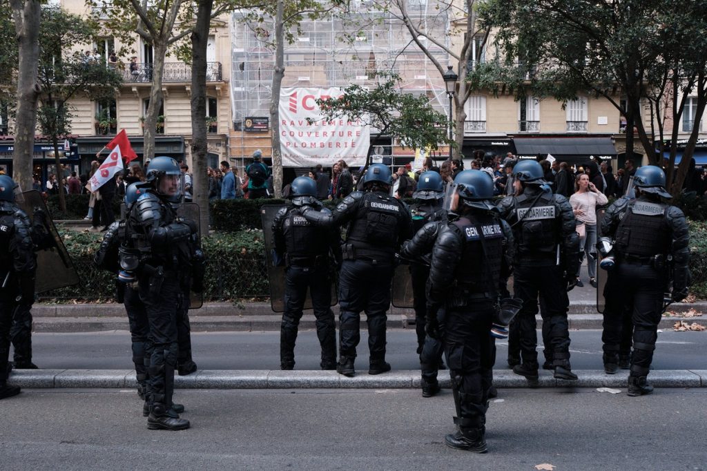 Proteste violente în Franța: Zeci de mii de oameni continuă să ocupe străzile – Galerie Foto 2 proteste franta politieprofimedia 4