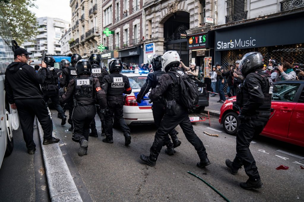Proteste violente în Franța: Zeci de mii de oameni continuă să ocupe străzile – Galerie Foto 5 proteste franta politieprofimedia 6