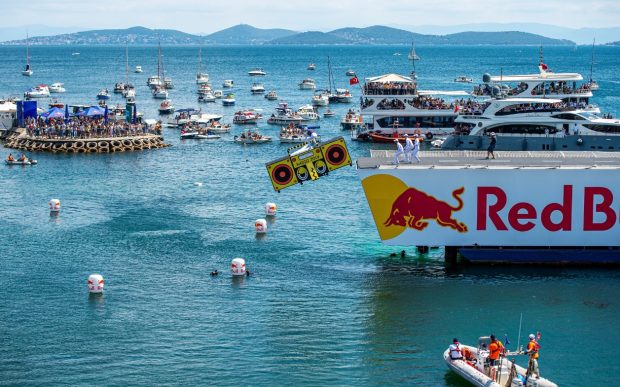 The Flying Bulls, Aeroclubul României și Hawks of Romania fac spectacol în aer, pe 17 septembrie, la Red Bull Flugtag