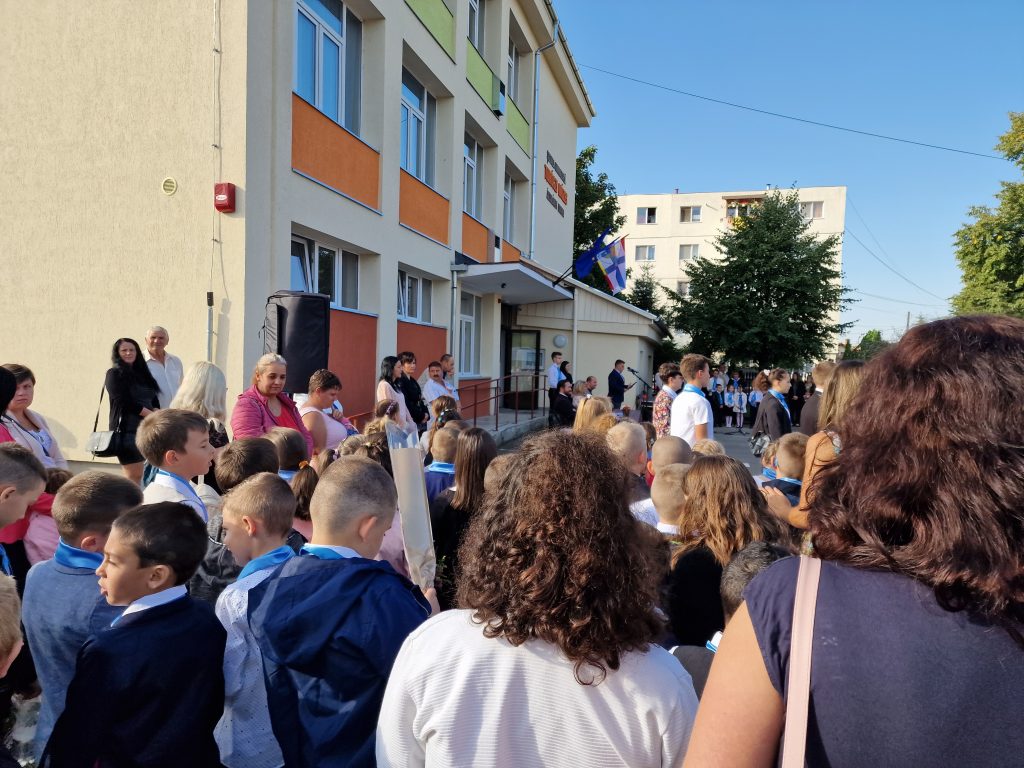 REPORTAJ: Deschiderea anului școlar la o școală bilingvă română-maghiară din Târgu Secuiesc: „Să adăugăm speranță în ghiozdanele copiilor!” 1 scoala turoczi parinti