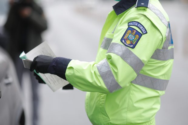 Cum l-au prins procurorii pe poliţistul care priza „zăpadă” cu bancnota de un leu și de ce l-au achitat judecătorii. Apără și azi legea în uniformă