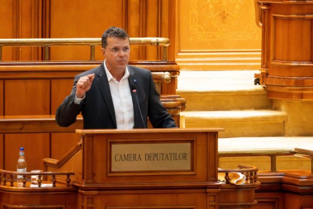 USR a atacat la CCR măsurile fiscale pentru care premierul Ciolacu şi-a asumat răspunderea în Parlament. Moșteanu: „Am găsit și doi de la PNL”
