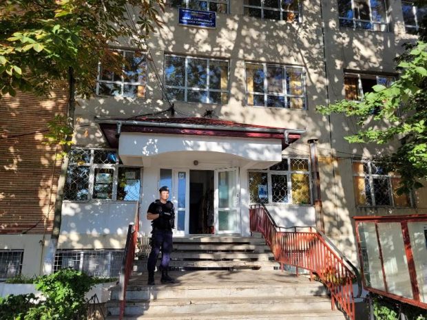 Un elev a fost bătut de un altul și de o rudă a acestuia în curtea unui liceu din Brăila