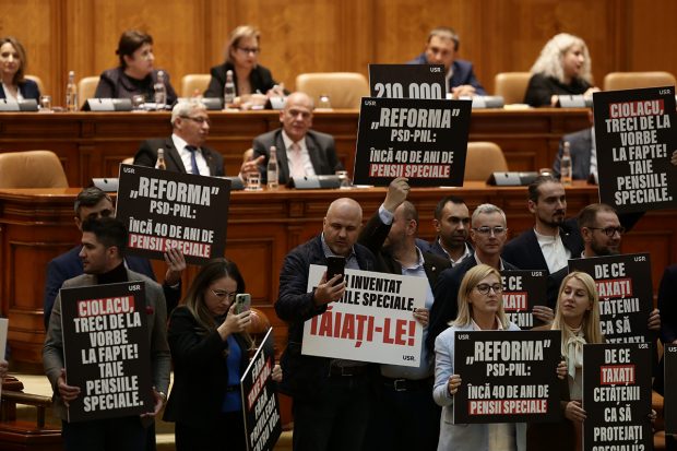 Legea pensiilor speciale, adoptată în Parlament. Drulă: V-aţi bătut joc, această ultimă formă a legii este cea mai sfidătoare