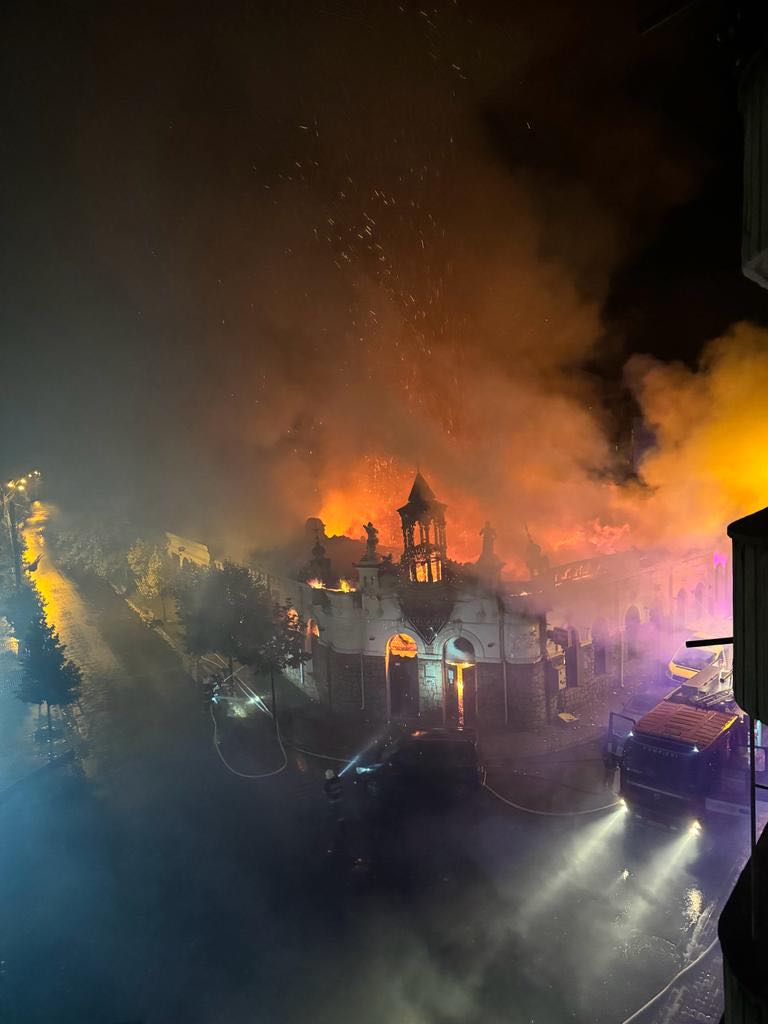 Incendiu devastator în Huși. Clădire de patrimoniu, care l-a găzduit și pe poetul Mihai Eminescu, distrusă | VIDEO