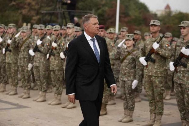 Klaus Iohannis, de Ziua Armatei: „Militarii români sunt elemente-cheie în menţinerea posturii de descurajare şi apărare a NATO în regiunea Mării Negre”