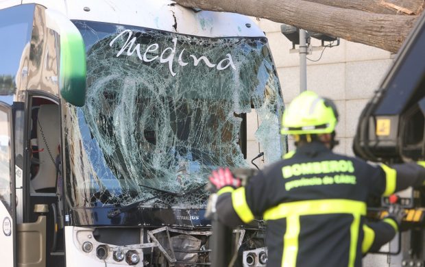 Un autocar a intrat în plin în pietonii aflați pe trotuar, lângă un centru comercial, în Cadiz. Trei morți și trei răniți grav. VIDEO