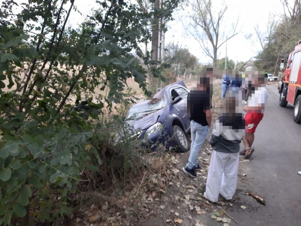 Un copac doborât de vânt a provocat un accident cu trei mașini, în Argeș. Un șofer a fost rănit
