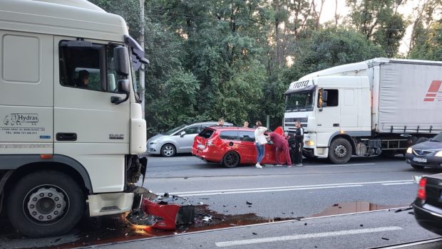 Un bărbat a murit după ce mașina lui a fost izbită din spate și proiectată într-un TIR, de unde a ricoșat în alt autocamion, la Timișoara