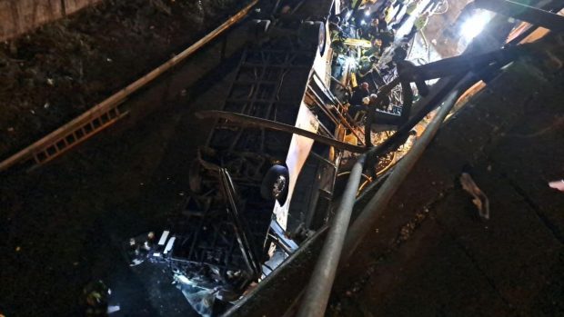 Cel puţin 21 de morţi, după ce un autobuz a căzut de la înălţime şi a luat foc lângă Veneţia
