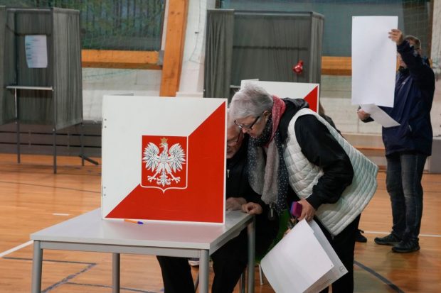 Polonia votează azi într-un scrutin parlamentar crucial, după o campanie tensionată care a polarizat țara