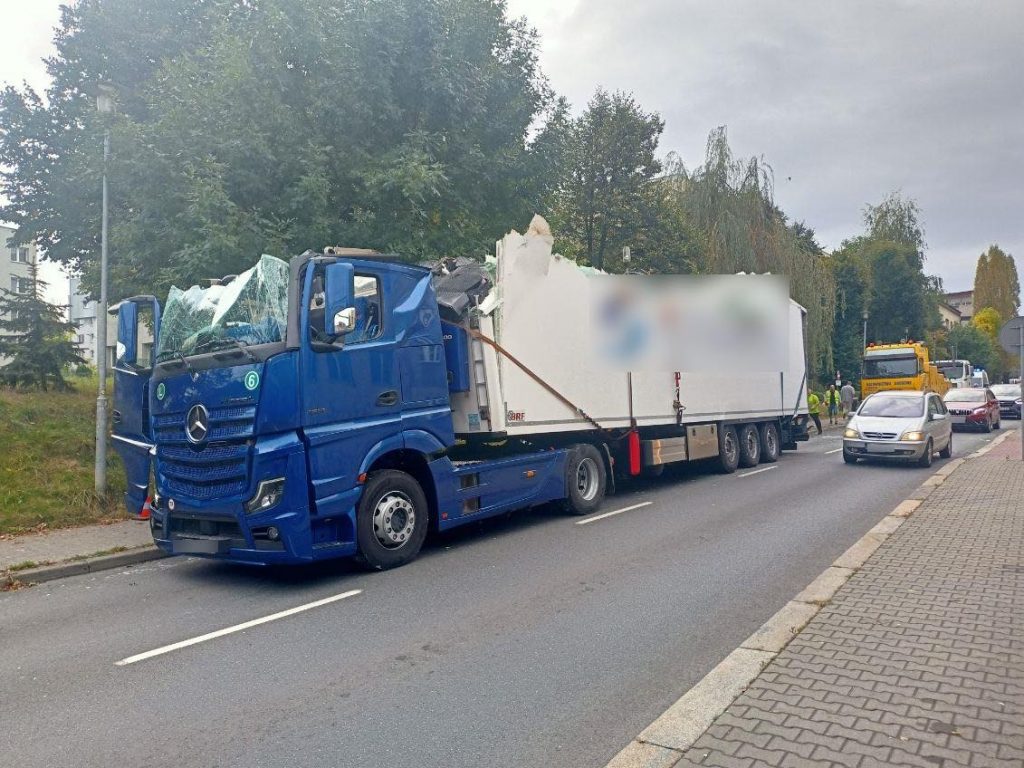 Camion răsturnat în Polonia de sub un pod de cale ferată, după ce șoferul a distrus un semafor în timpul operației de asistență 1 camion polonia