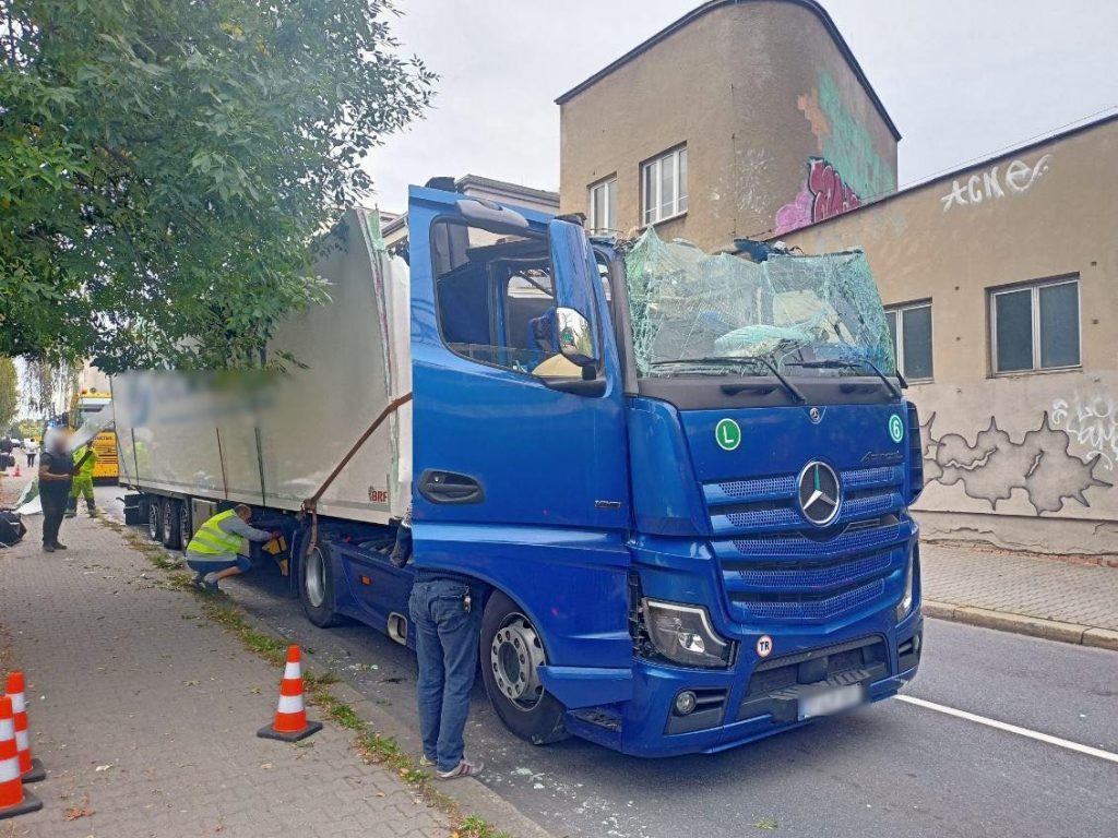 Camion răsturnat în Polonia de sub un pod de cale ferată, după ce șoferul a distrus un semafor în timpul operației de asistență 2 camion polonia1