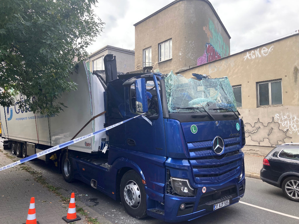 Camion răsturnat în Polonia de sub un pod de cale ferată, după ce șoferul a distrus un semafor în timpul operației de asistență 3 camion polonia2