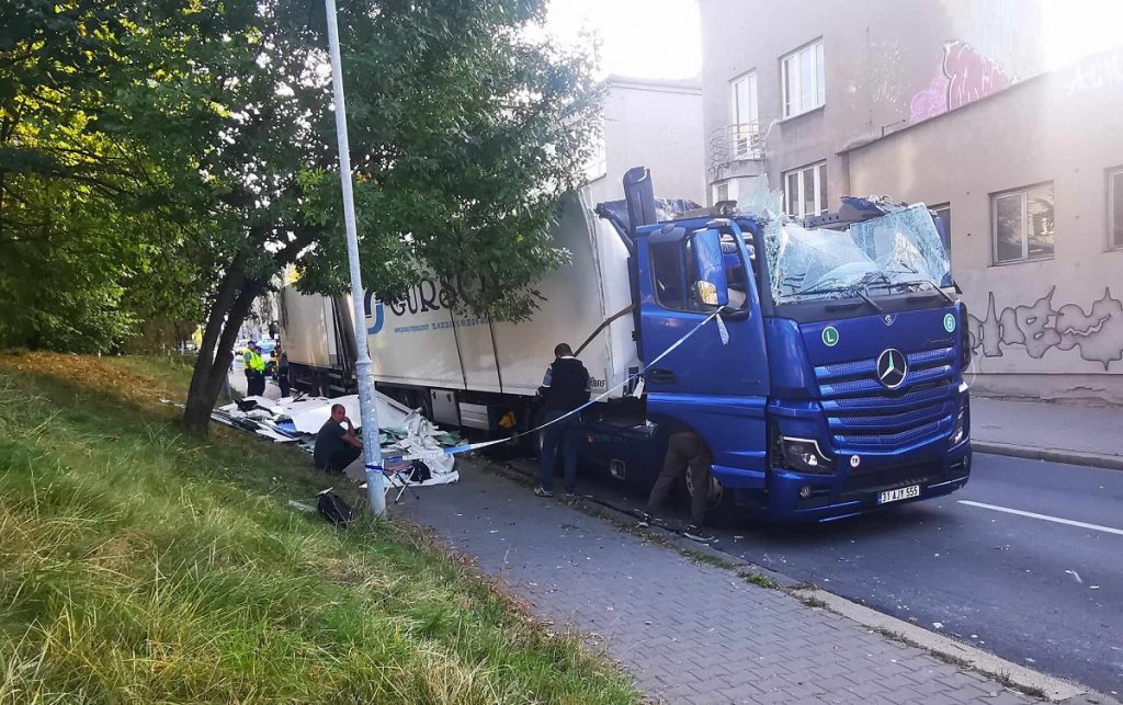 Camion răsturnat în Polonia de sub un pod de cale ferată, după ce șoferul a distrus un semafor în timpul operației de asistență 4 camion polonia3