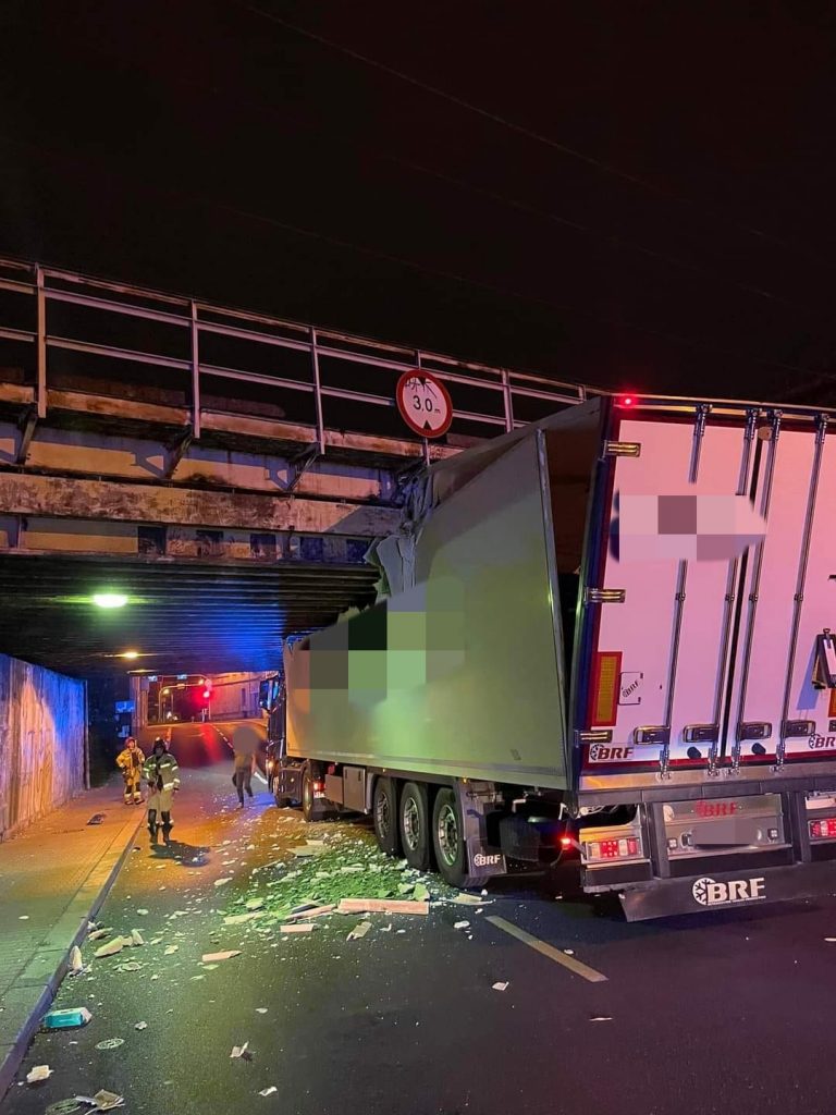 Camion răsturnat în Polonia de sub un pod de cale ferată, după ce șoferul a distrus un semafor în timpul operației de asistență 5 camion polonia4